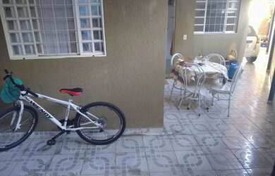 Imagem: A casa possui 2 Dormitórios, 1 Banheiro, 2 Vagas na garagem