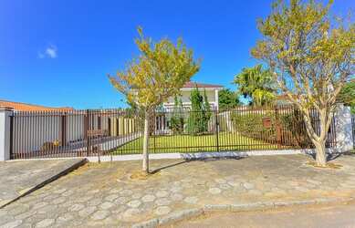 Imagem: A casa possui 4 Dormitórios, 4 Banheiros, 5 Vagas na garagem