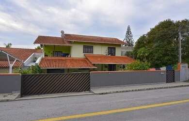 Imagem: A casa possui 4 Dormitórios, 2 Banheiros, 3 Vagas na garagem