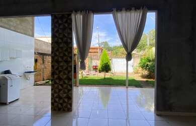 Imagem: A casa possui 3 Dormitórios, 2 Banheiros e 2 Vagas na garagem