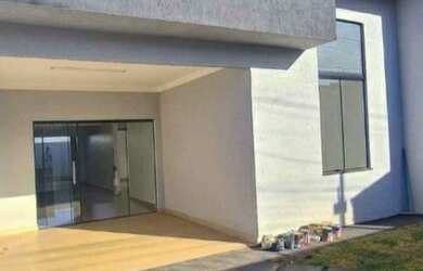 Imagem: A casa possui 3 Dormitórios, 2 Banheiros, 1 Vaga na garagem