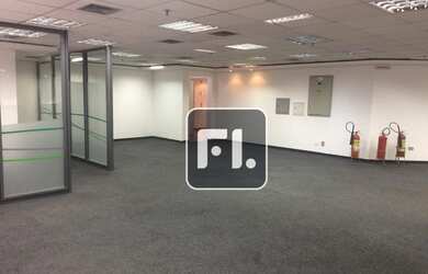 Imagem: O depósito possui 5 Vagas na garagem, 215m² de Área e está