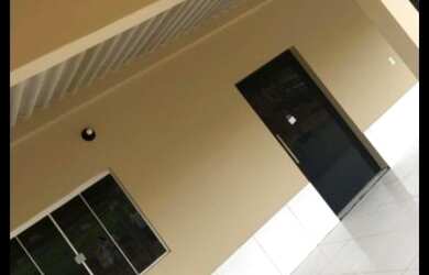 Imagem: A casa possui 2 Dormitórios, 1 Banheiro, 2 Vagas na garagem