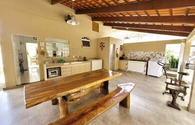 Imagem: A casa possui 3 Dormitórios, 2 Banheiros, 4 Vagas na garagem