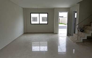 Imagem: A casa possui 3 Dormitórios, 3 Banheiros, 2 Vagas na garagem