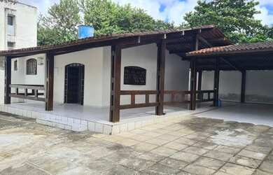 Imagem: A casa possui 3 Dormitórios, 2 Banheiros, 4 Vagas na garagem