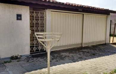 Imagem: A casa possui 2 Dormitórios, 2 Banheiros, 2 Vagas na garagem