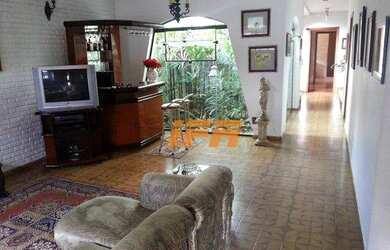 Imagem: A casa possui 3 Dormitórios, 4 Banheiros, 1 Vaga na garagem