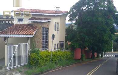 Imagem: A casa possui 3 Dormitórios, 2 Banheiros, 1 Vaga na garagem