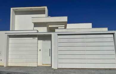 Imagem: A casa possui 3 Dormitórios, 5 Banheiros, 4 Vagas na garagem