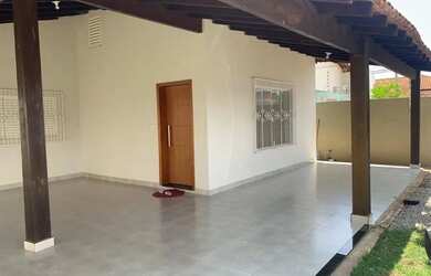 Imagem: A casa possui 3 Dormitórios, 2 Banheiros, 3 Vagas na garagem