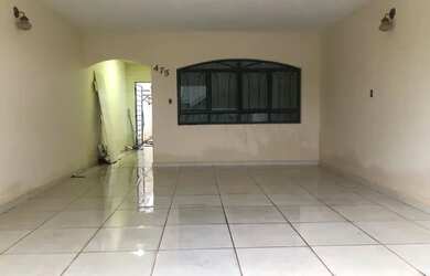 Imagem: A casa possui 3 Dormitórios, 2 Banheiros, 3 Vagas na garagem