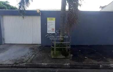 Imagem: A casa possui 4 Dormitórios, 3 Banheiros, 4 Vagas na garagem