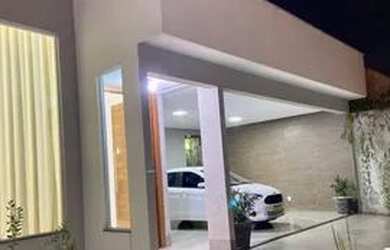 Imagem: A casa possui 3 Dormitórios, 1 Banheiro, 2 Vagas na garagem