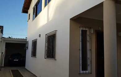 Imagem: A casa possui 4 Dormitórios, 5 Banheiros, 3 Vagas na garagem