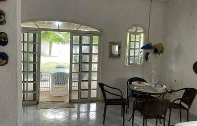 Imagem: A casa possui 4 Dormitórios, 3 Banheiros, 5 Vagas na garagem