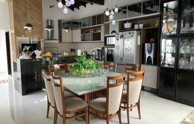 Imagem: A casa possui 3 Dormitórios, 4 Banheiros, 2 Vagas na garagem