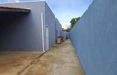 Imagem: A casa possui 3 Dormitórios, 3 Banheiros, 4 Vagas na garagem