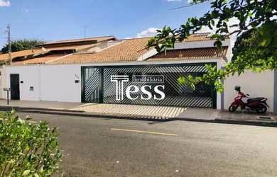 Imagem: A casa possui 3 Dormitórios, 5 Banheiros, 5 Vagas na garagem