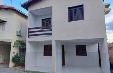 Imagem: A casa possui 3 Dormitórios, 2 Banheiros, 2 Vagas na garagem