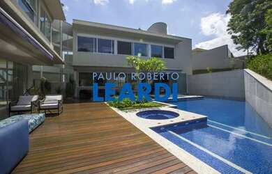 Imagem: A casa em condomínio possui 4 Dormitórios, 5 Banheiros, 4