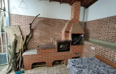 Imagem: A casa possui 2 Dormitórios, 2 Banheiros, 1 Vaga na garagem