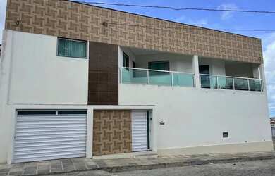 Imagem: A casa possui 4 Dormitórios, 3 Banheiros, 1 Vaga na garagem