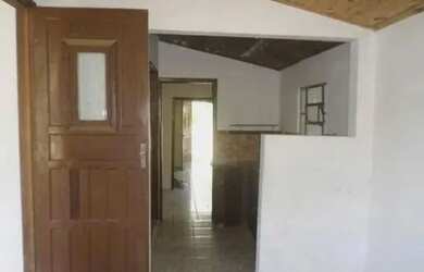 Imagem: A casa possui 2 Dormitórios, 2 Banheiros, 1 Vaga na garagem