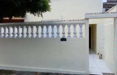 Imagem: A casa possui 2 Dormitórios, 1 Banheiro e está localizado