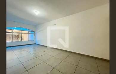 Imagem: A casa possui 4 Dormitórios, 4 Banheiros, 4 Vagas na garagem