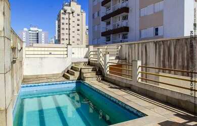 Imagem: A casa possui 4 Dormitórios, 5 Banheiros, 3 Vagas na garagem