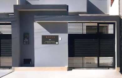 Imagem: A casa possui 3 Dormitórios, 2 Banheiros, 2 Vagas na garagem