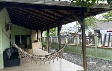 Imagem: A casa possui 4 Dormitórios, 2 Banheiros, 3 Vagas na garagem