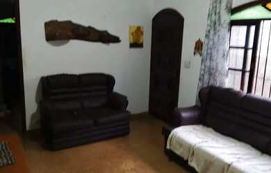 Imagem: A casa possui 2 Dormitórios, Acomodam 6 pessoas, 2 Vagas na