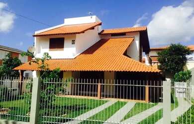 Imagem: A casa possui 4 Dormitórios, 2 Banheiros, 1 Vaga na garagem