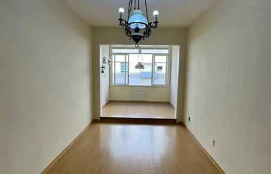 Imagem: O apartamento possui 3 Dormitórios, 1 Banheiro, 1 Vaga na garagem