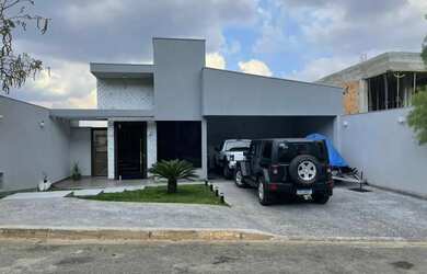 Imagem: A casa em condomínio possui 4 Dormitórios, 3 Banheiros, 4