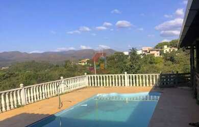 Imagem: A casa possui 4 Dormitórios, 3 Banheiros, 2 Vagas na garagem