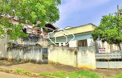 Imagem: A casa possui 4 Dormitórios, 2 Banheiros, 3 Vagas na garagem