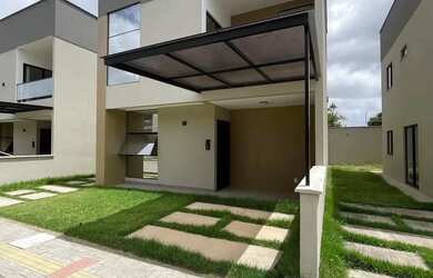 Imagem: A casa em condomínio possui 4 Dormitórios, 2 Banheiros, 2