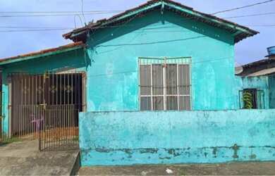 Imagem: A casa possui 2 Dormitórios, 2 Banheiros, 2 Vagas na garagem