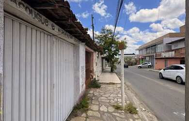 Imagem: A casa possui 5 Dormitórios, 2 Banheiros, 1 Vaga na garagem