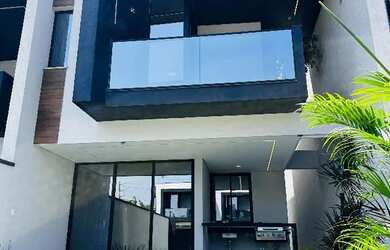 Imagem: A casa possui 3 Dormitórios, 4 Banheiros, 2 Vagas na garagem