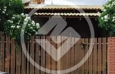 Imagem: A casa possui 3 Dormitórios, 2 Banheiros, 4 Vagas na garagem