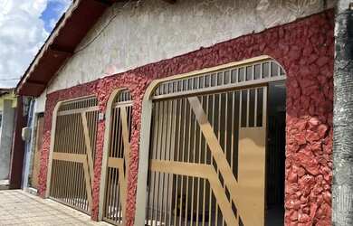 Imagem: A casa possui 2 Dormitórios, 3 Banheiros, 2 Vagas na garagem