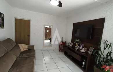 Imagem: A casa possui 4 Dormitórios, 3 Banheiros, 1 Vaga na garagem