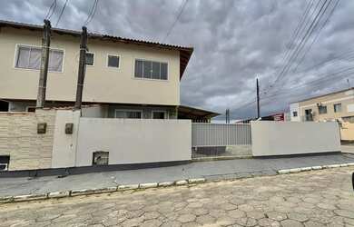 Imagem: A casa possui 2 Dormitórios, 2 Banheiros, 2 Vagas na garagem