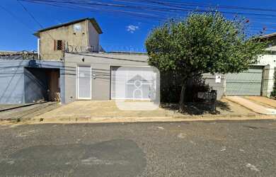 Imagem: A casa possui 3 Dormitórios, 3 Banheiros, 2 Vagas na garagem