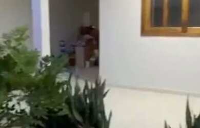 Imagem: A casa possui 3 Dormitórios, 2 Banheiros, 2 Vagas na garagem