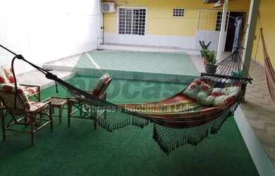 Imagem: A casa possui 3 Dormitórios, 1 Banheiro, 2 Vagas na garagem